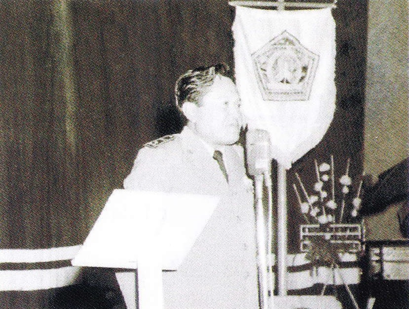 Pangdam IX Mulawarman Brigjen Soehario Padmodiwirio alias Hario Kecik berpidato di Kampus Universitas Mulawarman 1964 (buku Kalimantan Timur Apa Siapa & Bagaimana).jpg